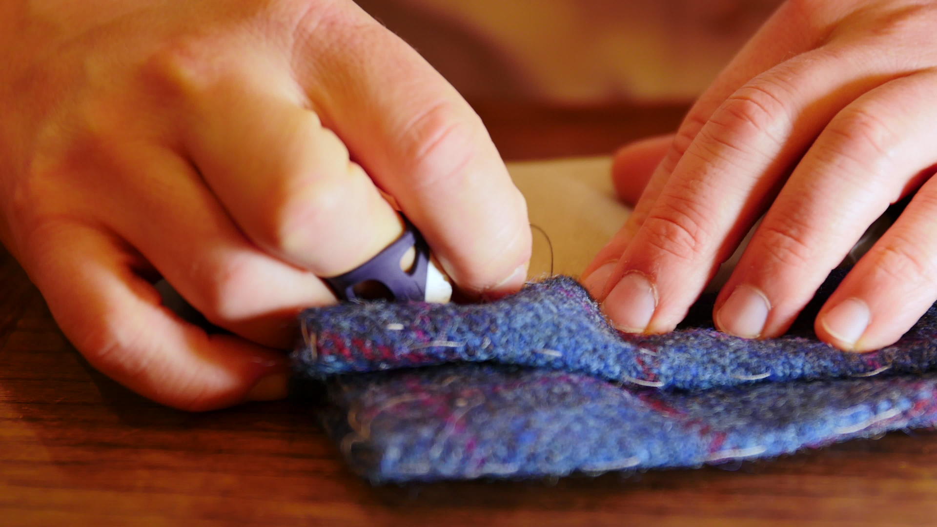 赫布里底群岛定制粗花呢套装制作的特写镜头裁缝用手使用顶针视频的预览图