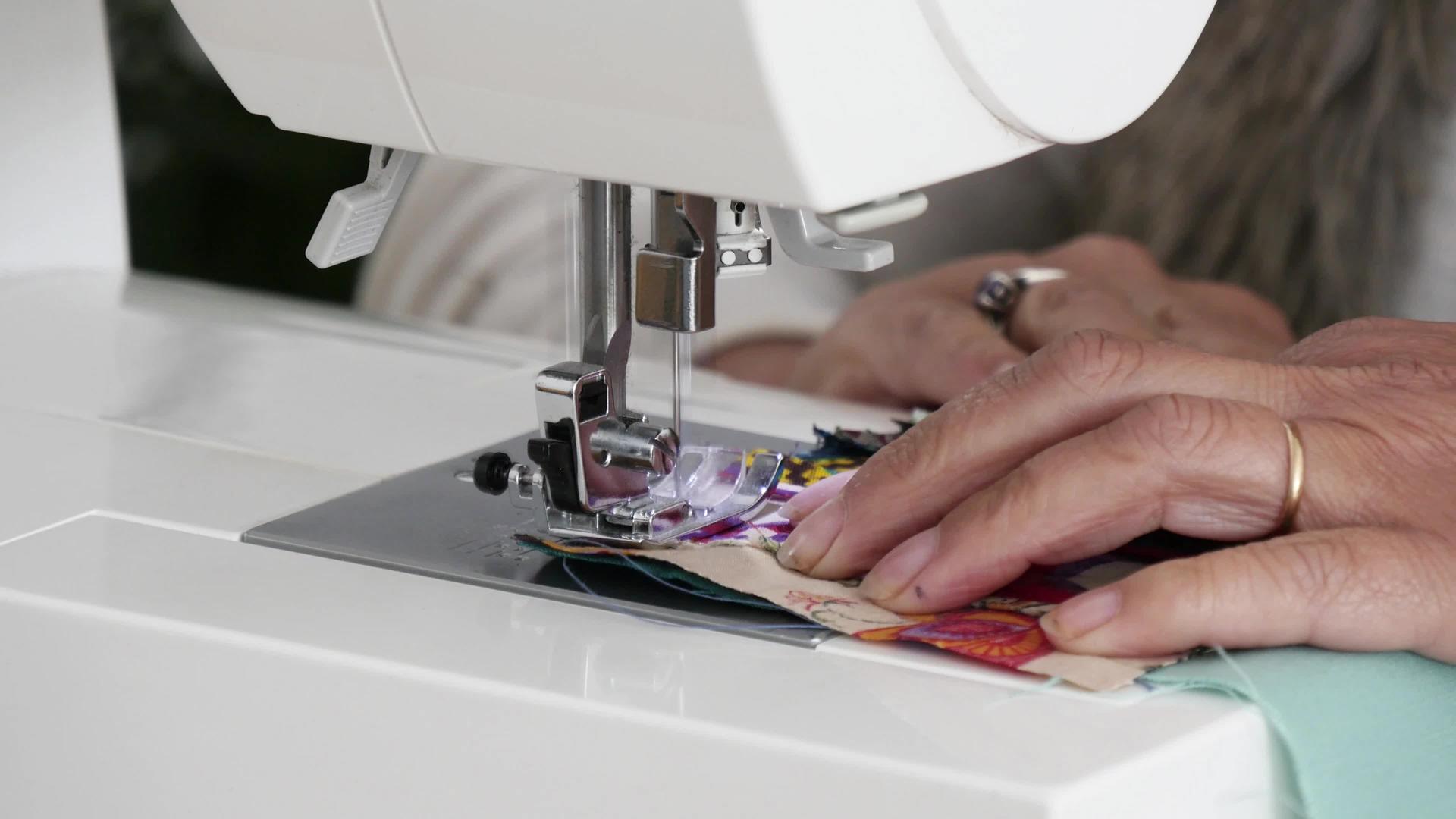 缝纫机上的裁缝织物是彩色混合布视频的预览图