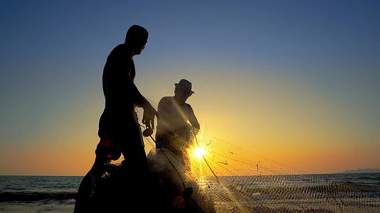 日落的渔民在海上钓鱼网上钓鱼电影史迪肯拍摄视频的预览图