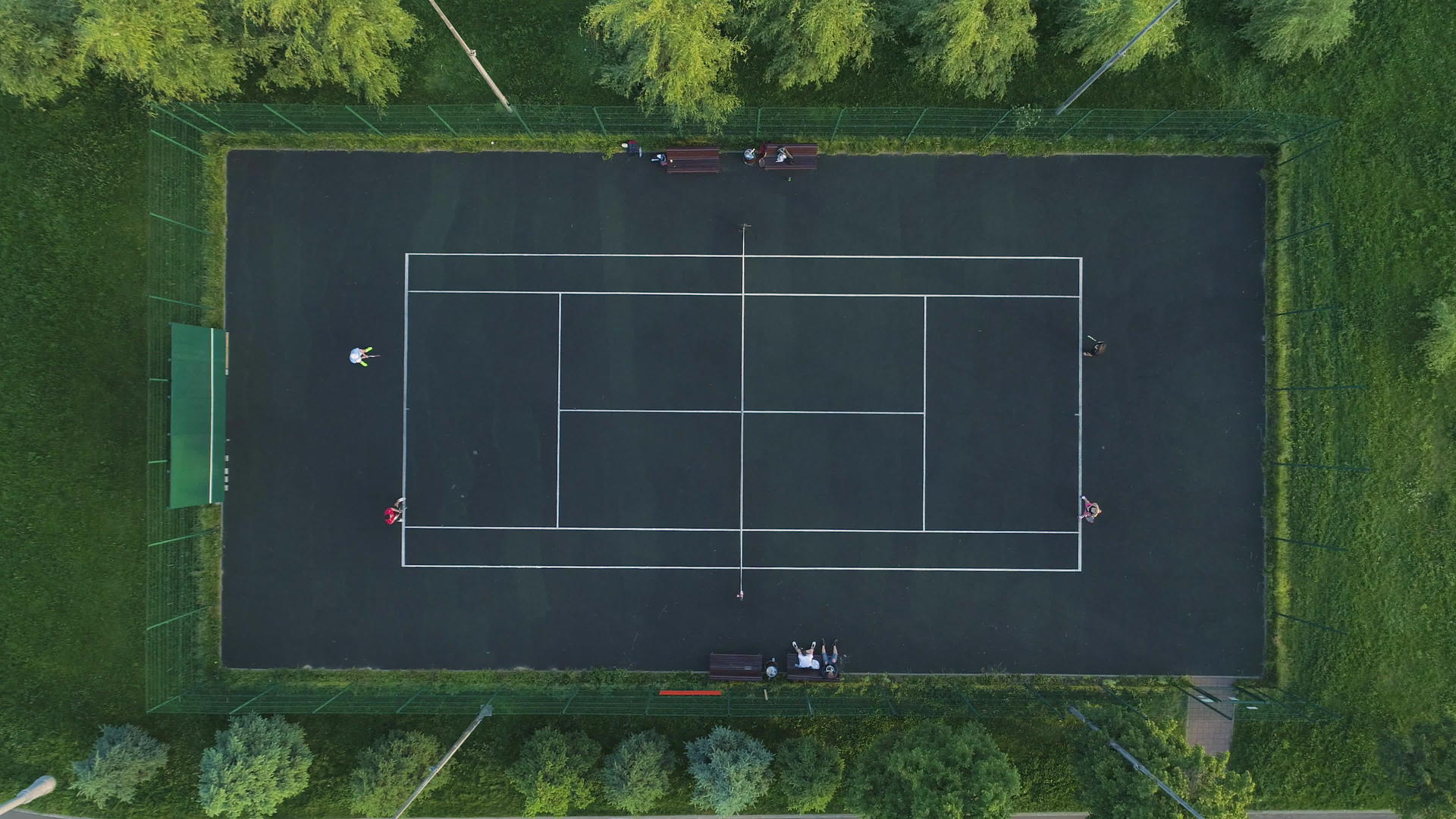 球员在绿色体育场打网球风景最高视频的预览图