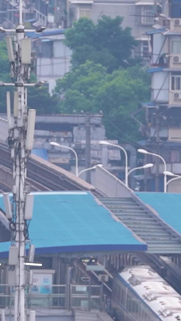 电信铁塔5G信号塔技术数码素材在城市街道交通站旁边视频的预览图