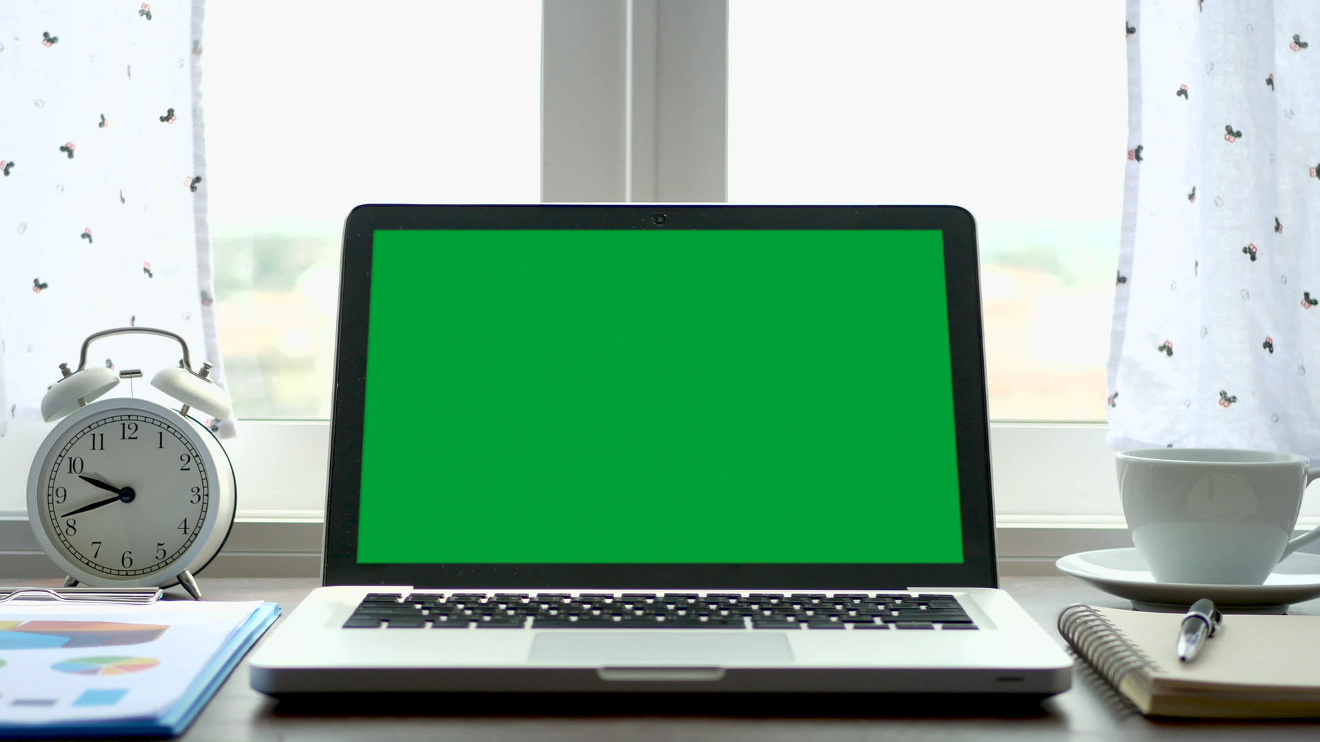 4k手提笔记本电脑在窗户附近的工作台上安装绿色视频的预览图