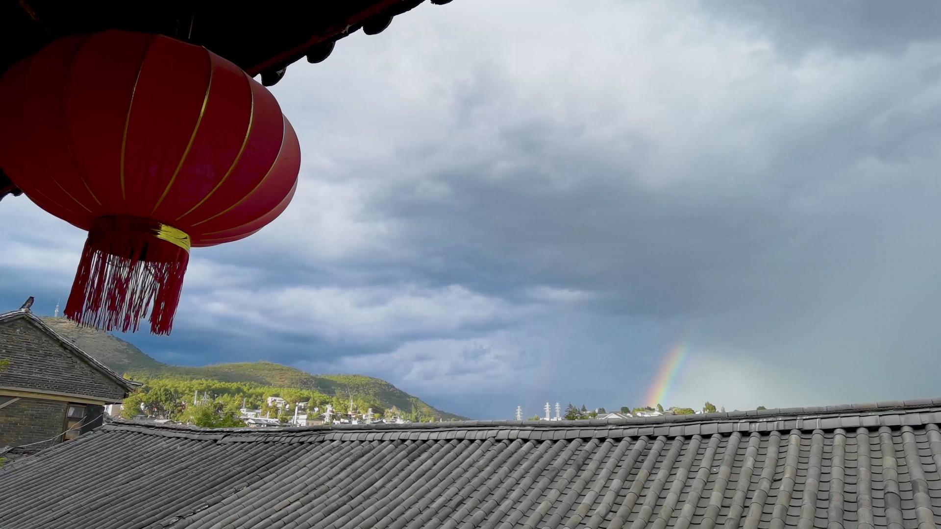 丽江古城的红灯笼和天空中的彩虹4K视频素材视频的预览图