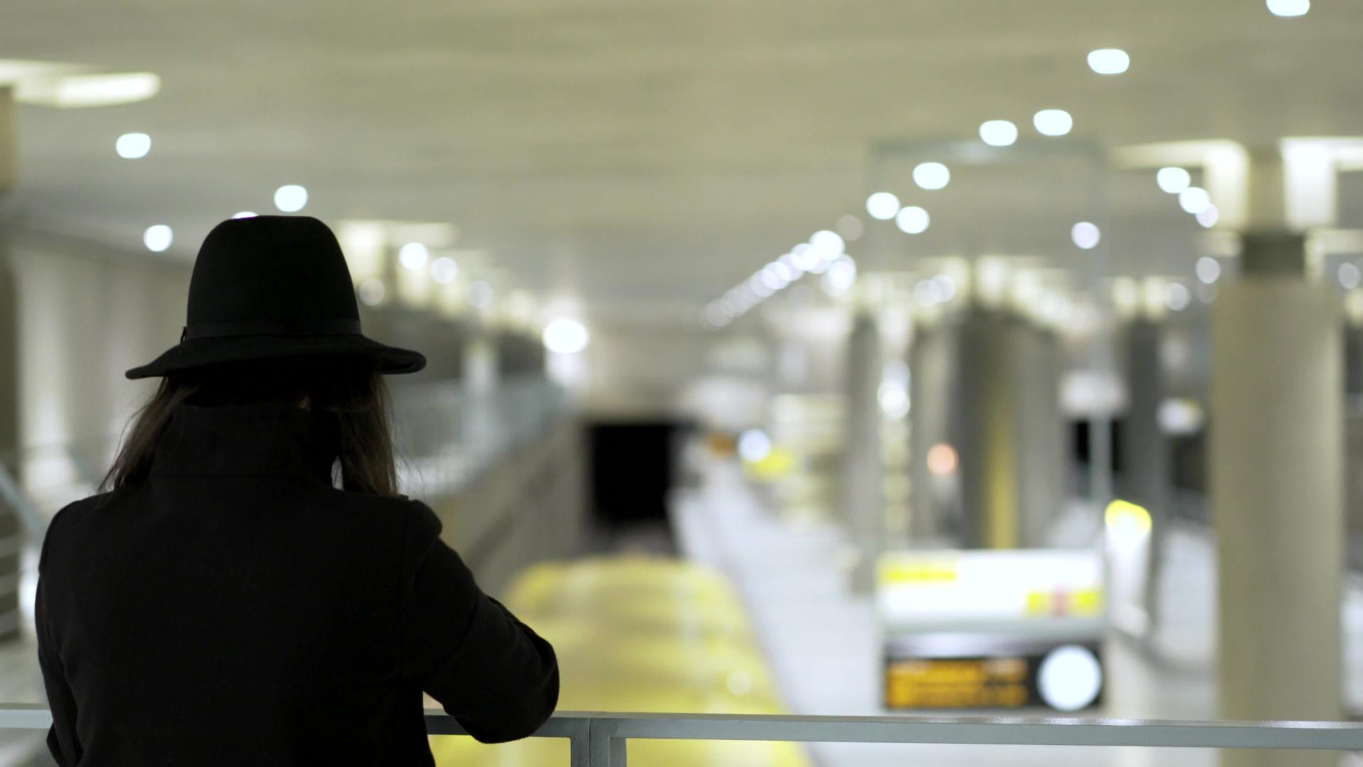 地铁到达地铁站时拍照的女子视频的预览图