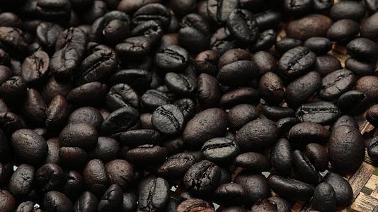 由古代传统烘焙的咖啡豆视频的预览图