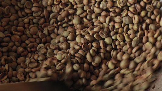 坚固的咖啡种子用原始传统烘烤视频的预览图