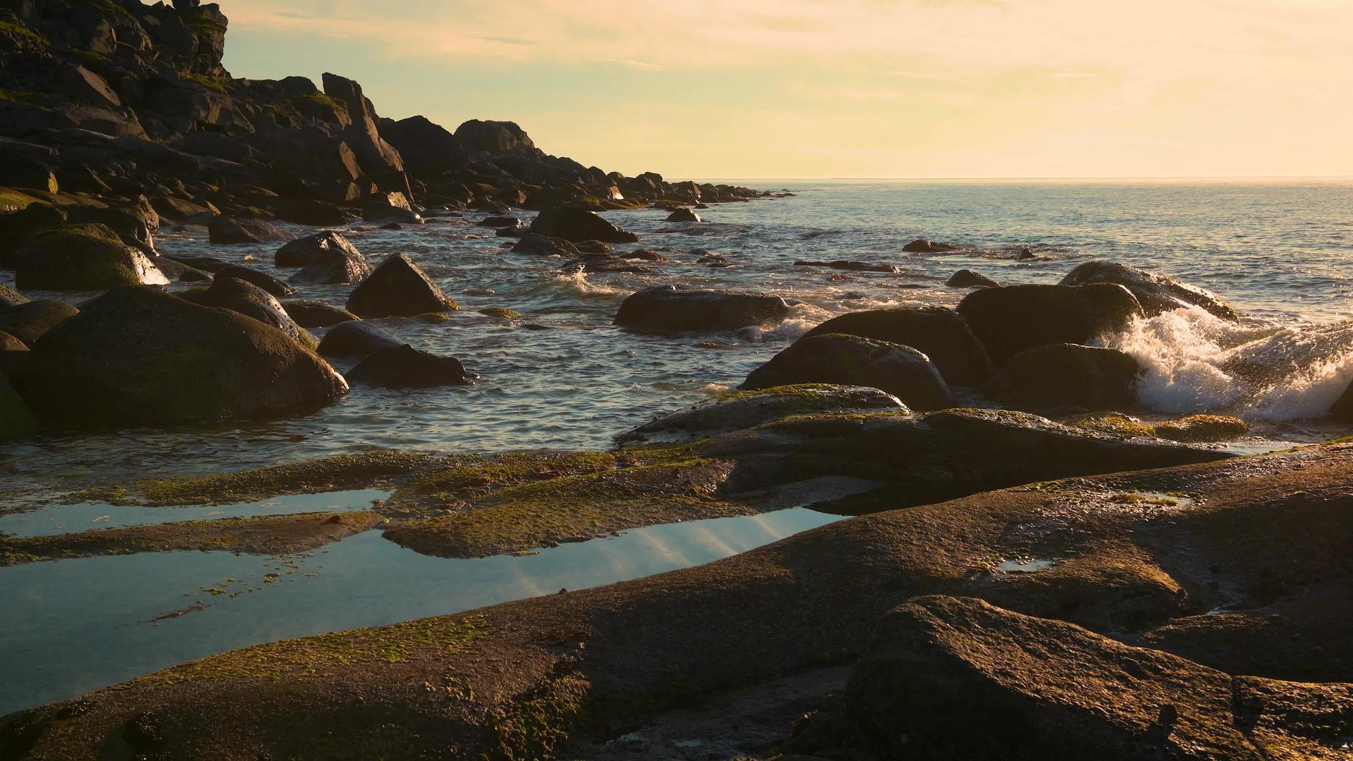 在乌塔克勒伊夫海滩的岩石海岸线上日落视频的预览图