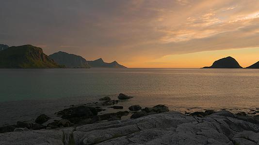 山上和海边的黄昏以及环游岛屿的北纬视频的预览图