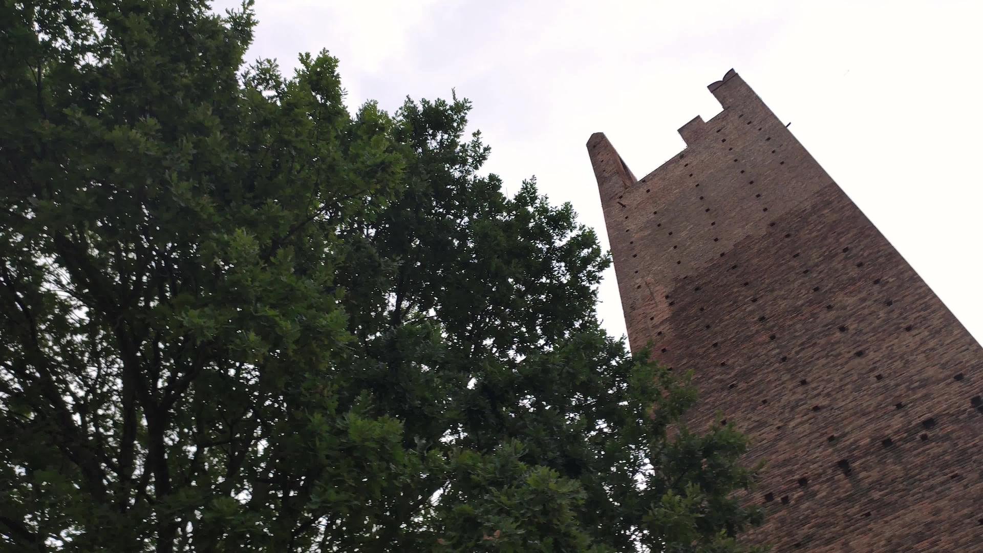 古老的高塔在意大利流星12中视频的预览图