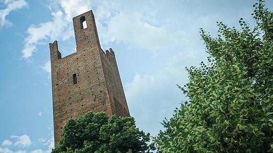 古老的高塔在意大利的流星中视频的预览图