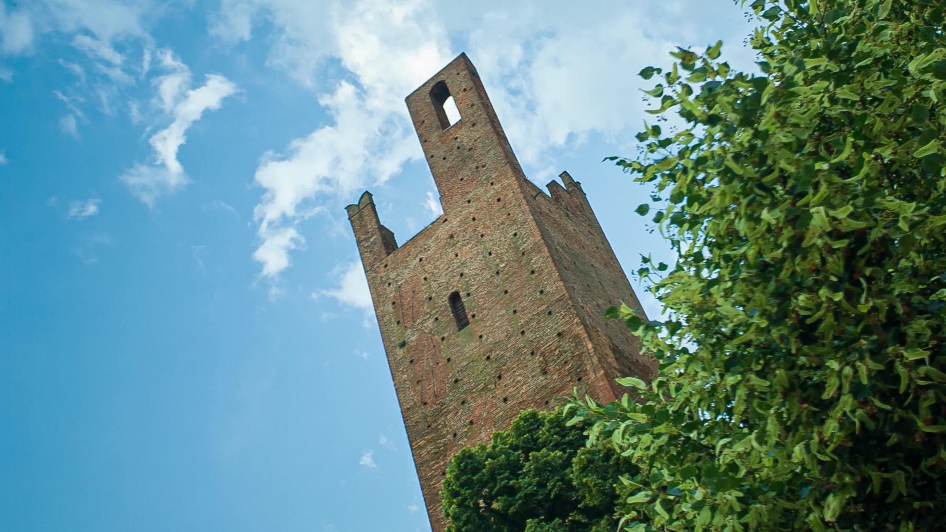古老的高塔在意大利2号流星中视频的预览图