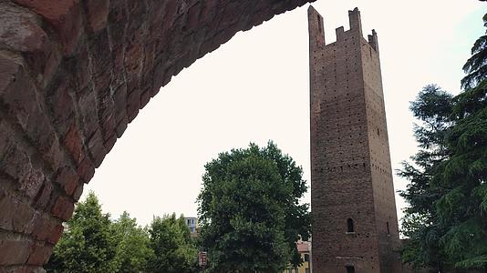 古老的高塔在意大利8号流星中视频的预览图