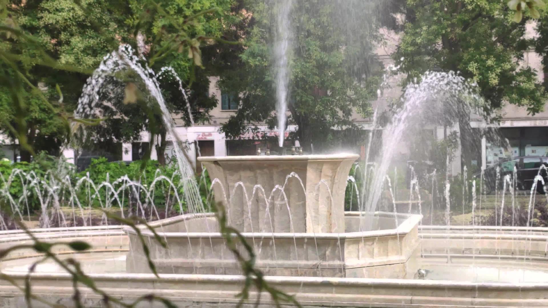 喷泉在Italy乌贝托梅林广场在旋流中视频的预览图