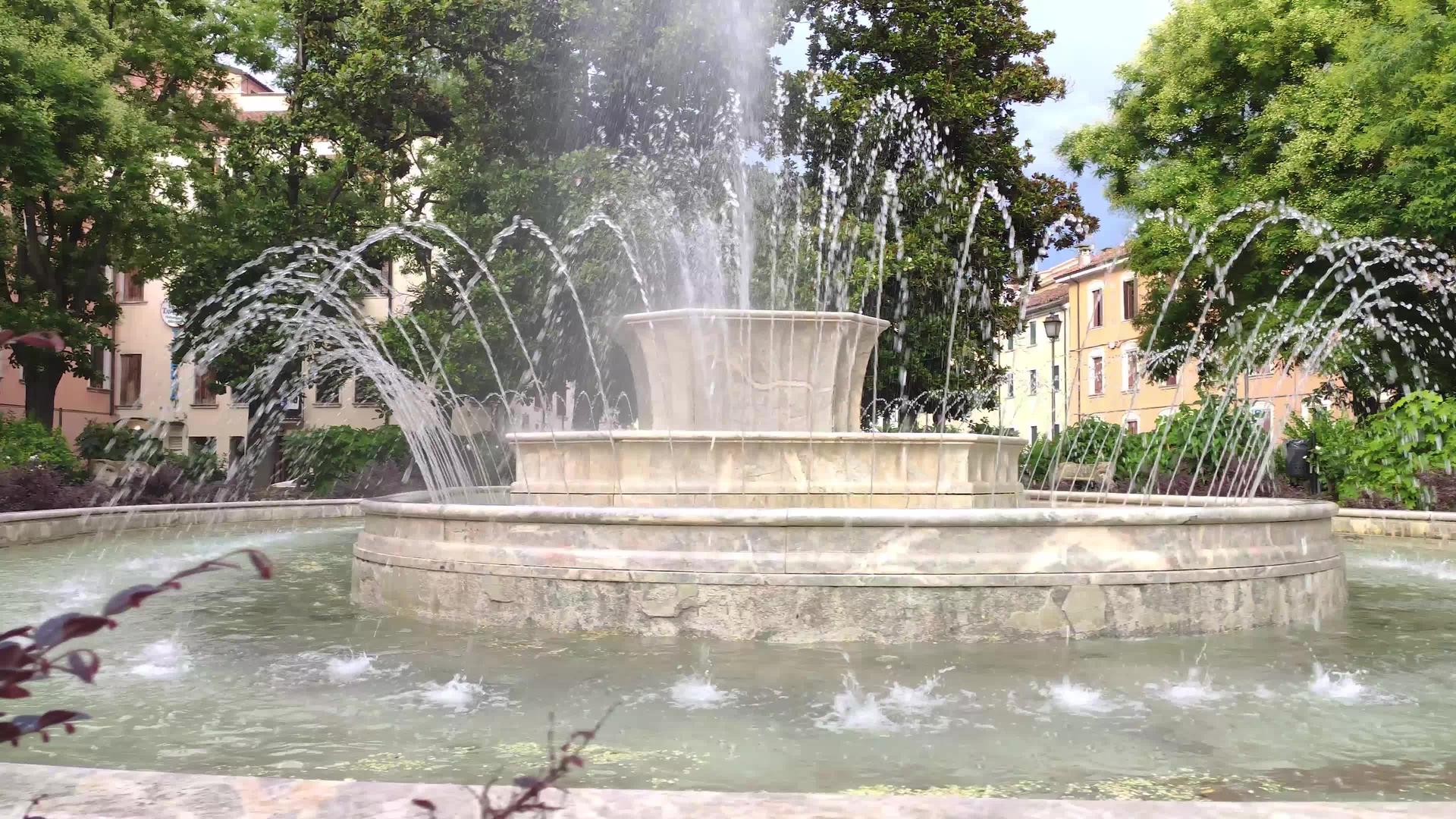 喷泉在Italy乌贝托梅林广场在4里流传视频的预览图
