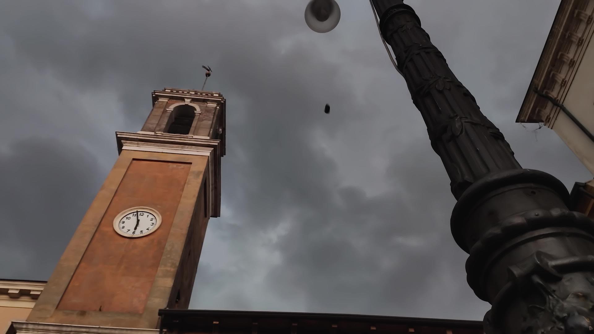 钟塔和钟表在Riogo广场视频的预览图