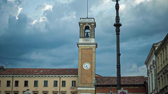 钟塔和钟表在Riogo广场2号视频的预览图