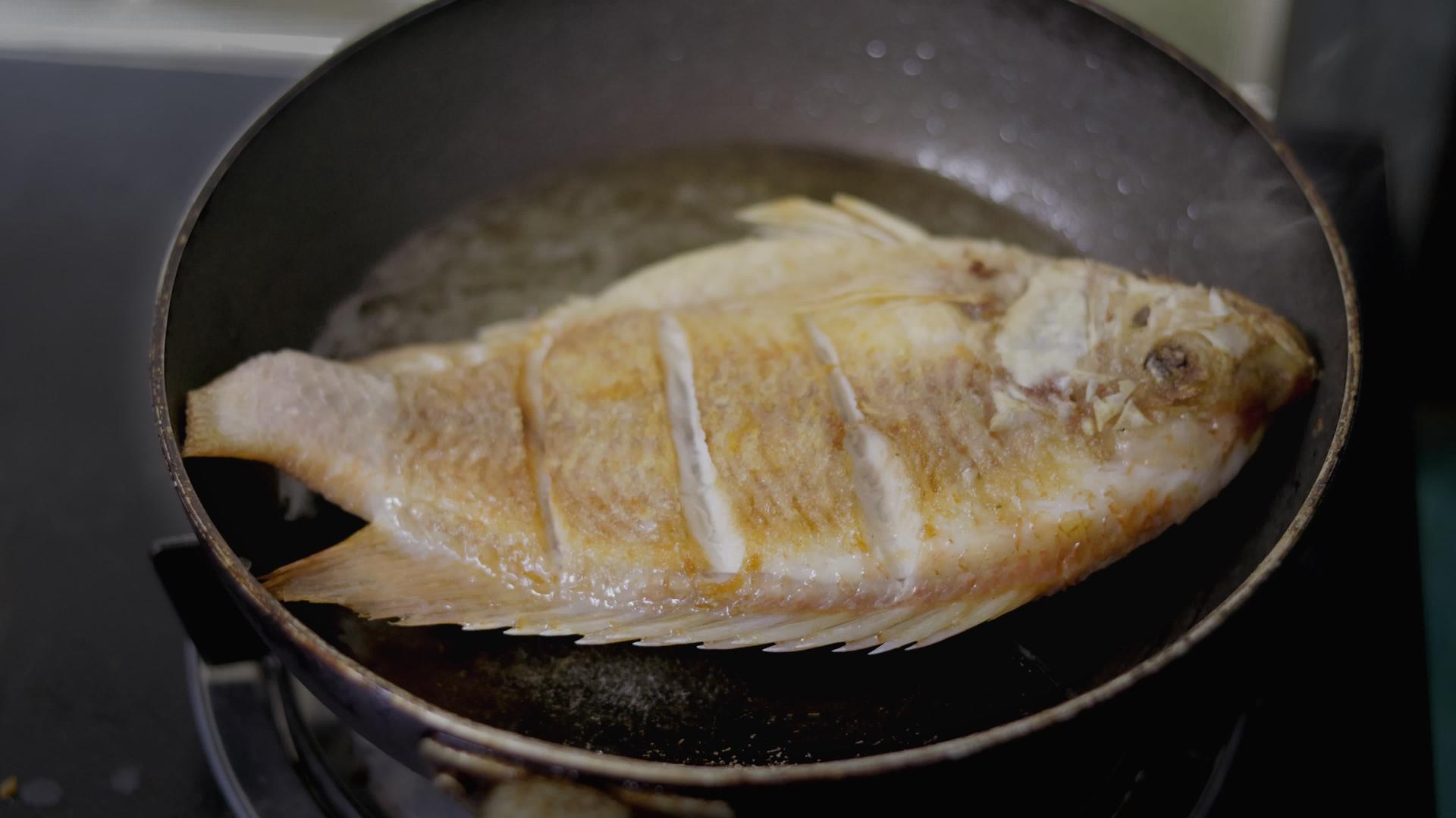 用热油在锅里煎罗拉红薯鱼视频的预览图