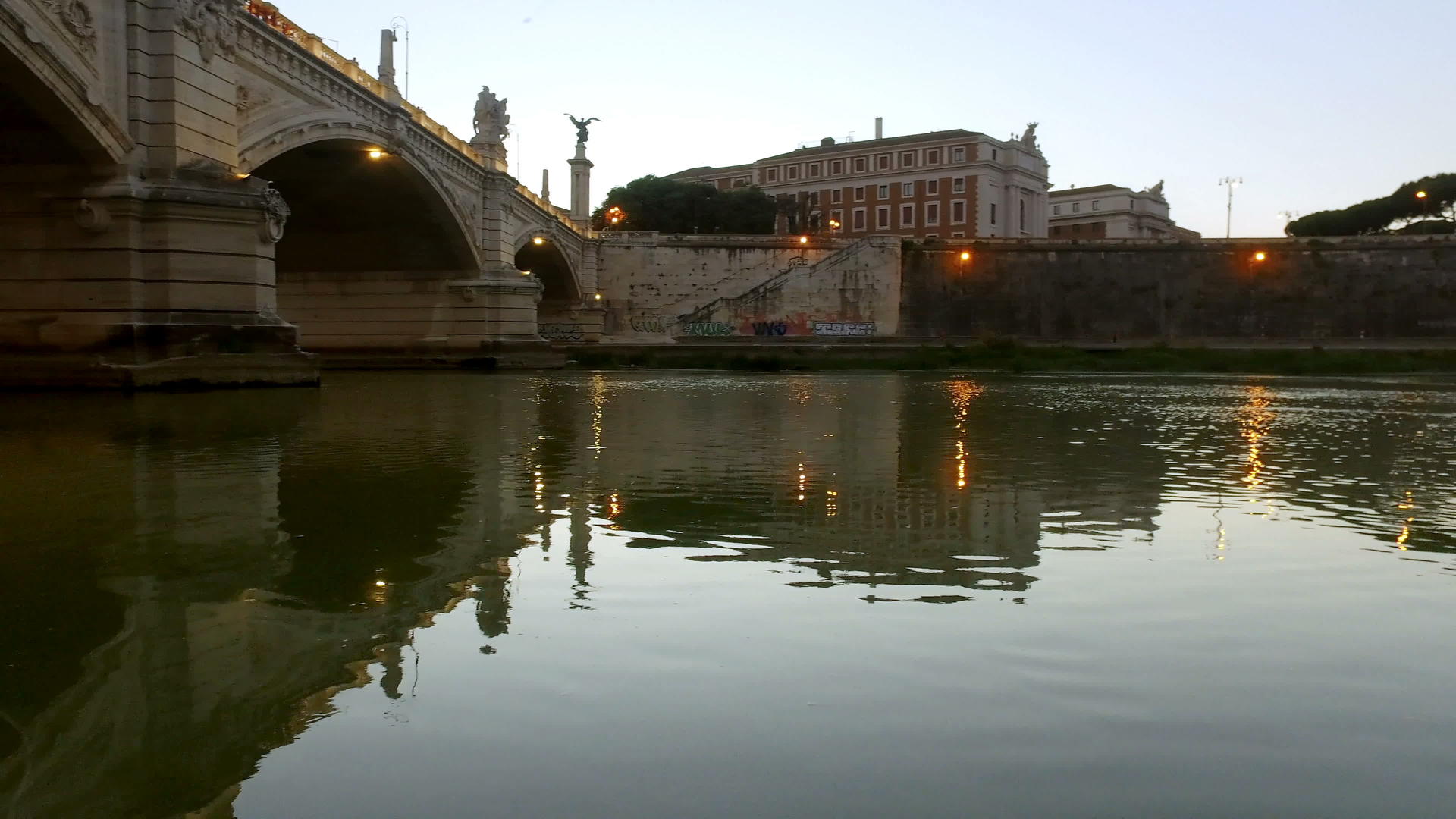 在意大利的罗马日落桥和城堡圣坦安赫洛视频的预览图