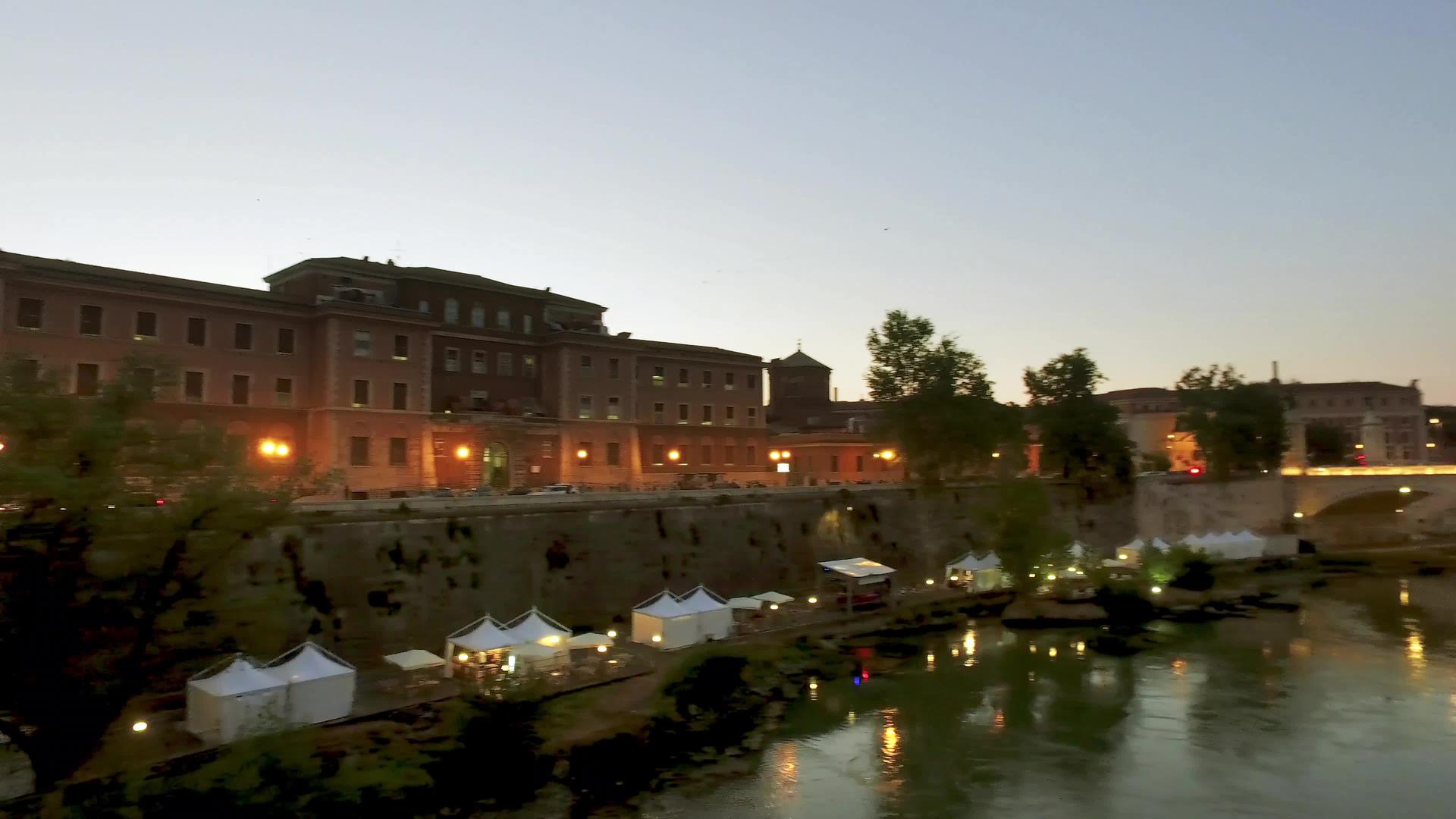 从提伯河看圣安其罗城堡的全景视频的预览图