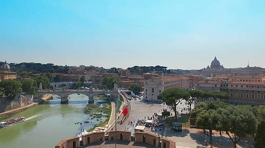 罗马天际线穿过意大利梵蒂冈圣彼得大教堂和圣安吉洛桥视频的预览图