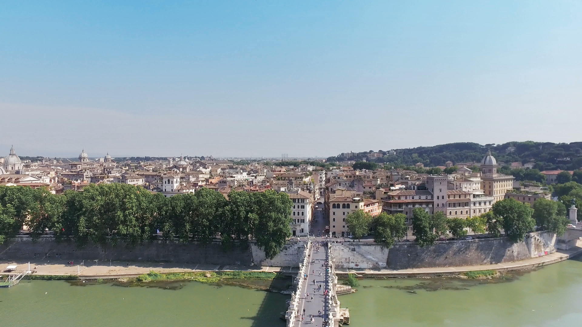 在蒂伯河上有两个座位：圣安齐罗和意大利罗马的伊曼纽埃尔视频的预览图