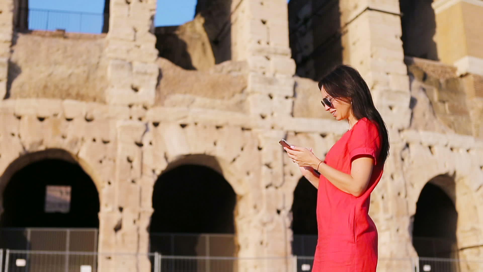 在盛大面前年轻女子在意大利罗美手持智能手机视频的预览图