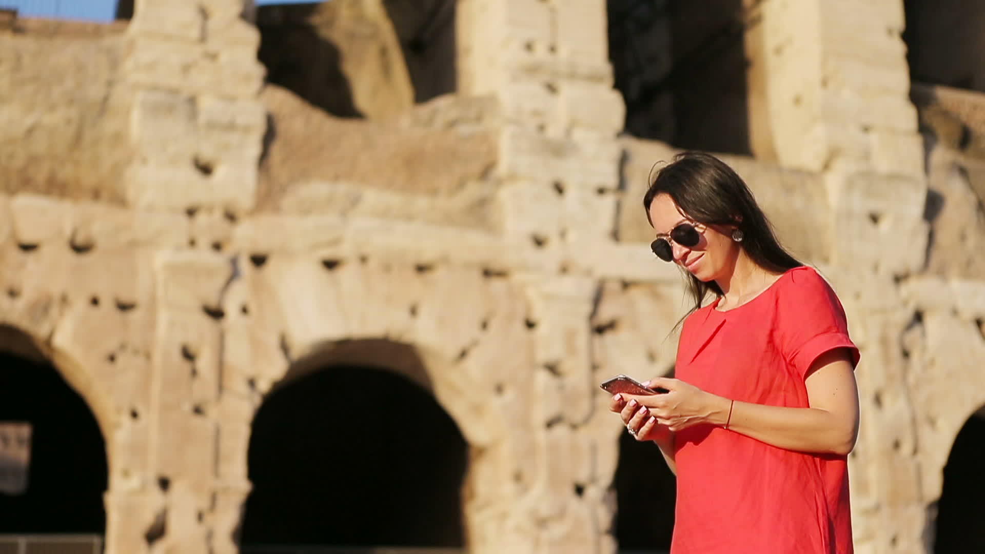 在意大利度假意大利度假时她很高兴在罗马大在罗马大隆之前使用了智能手机视频的预览图