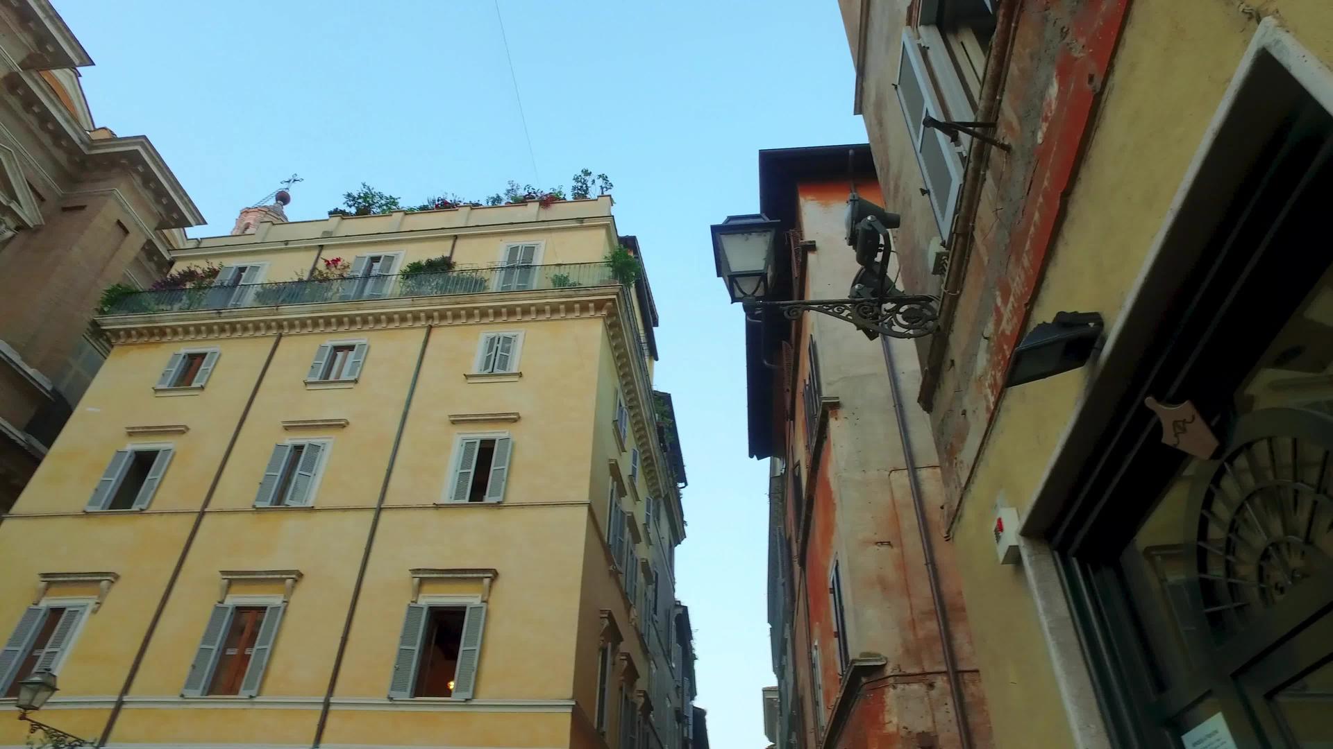 意大利狭窄街道上的特拉斯特韦雷Roome老旧城镇视频的预览图