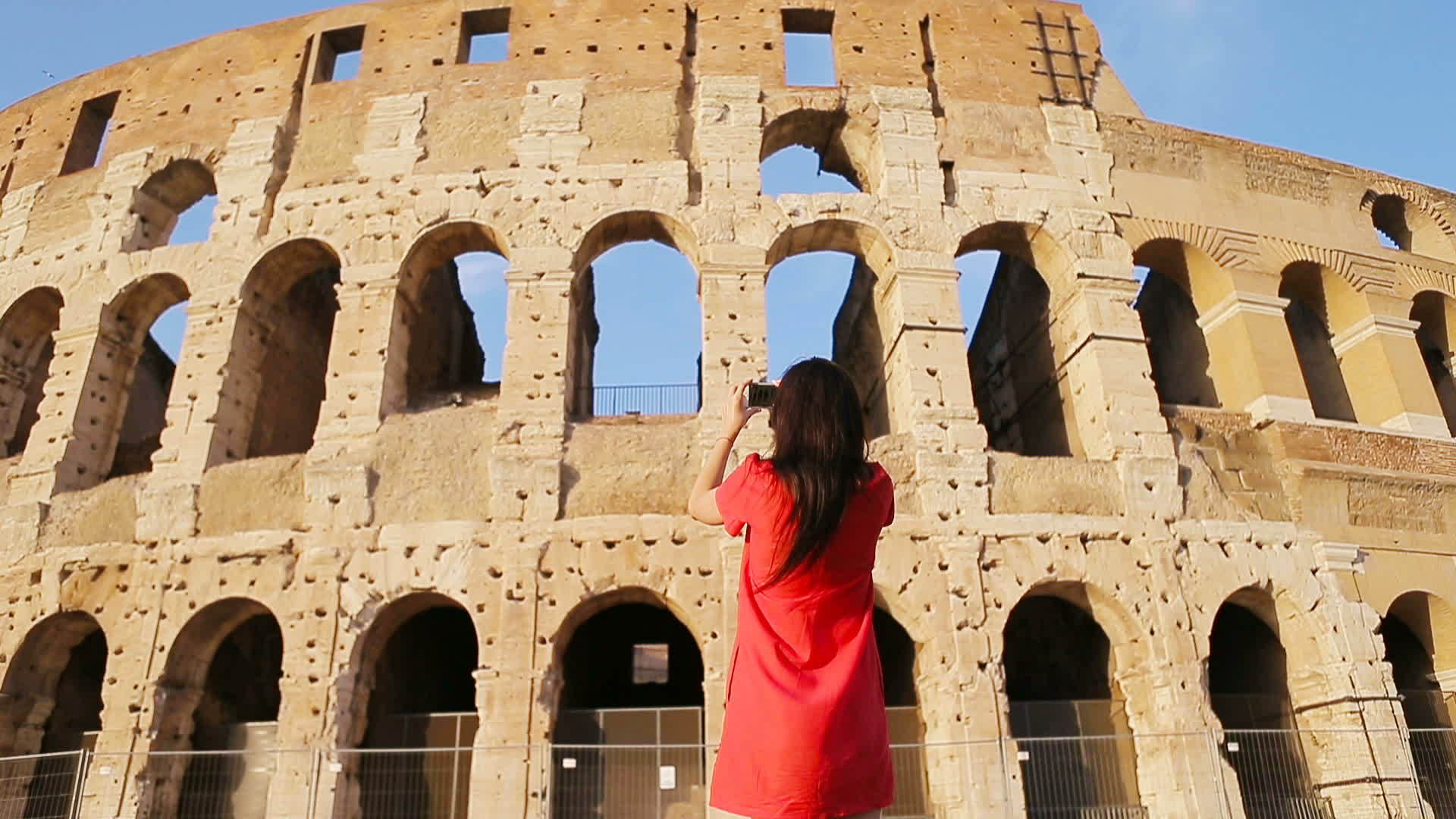 这位年轻女子在意大利罗马斗兽场前拍照为世界上最受欢迎的视频的预览图