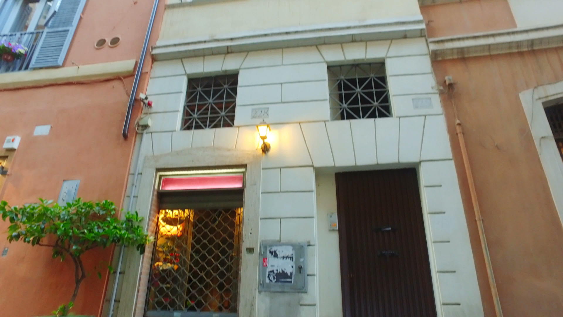 罗马建筑位于典型的古老和狭窄的街道上视频的预览图