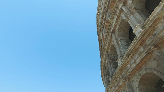 在罗马大豪大厦的废墟中蓝天是敌人视频的预览图