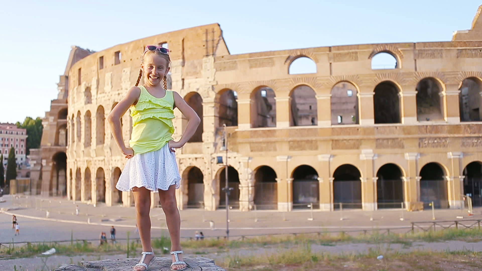可爱活跃的小女孩在意大利罗马大隆面前玩得很开心视频的预览图