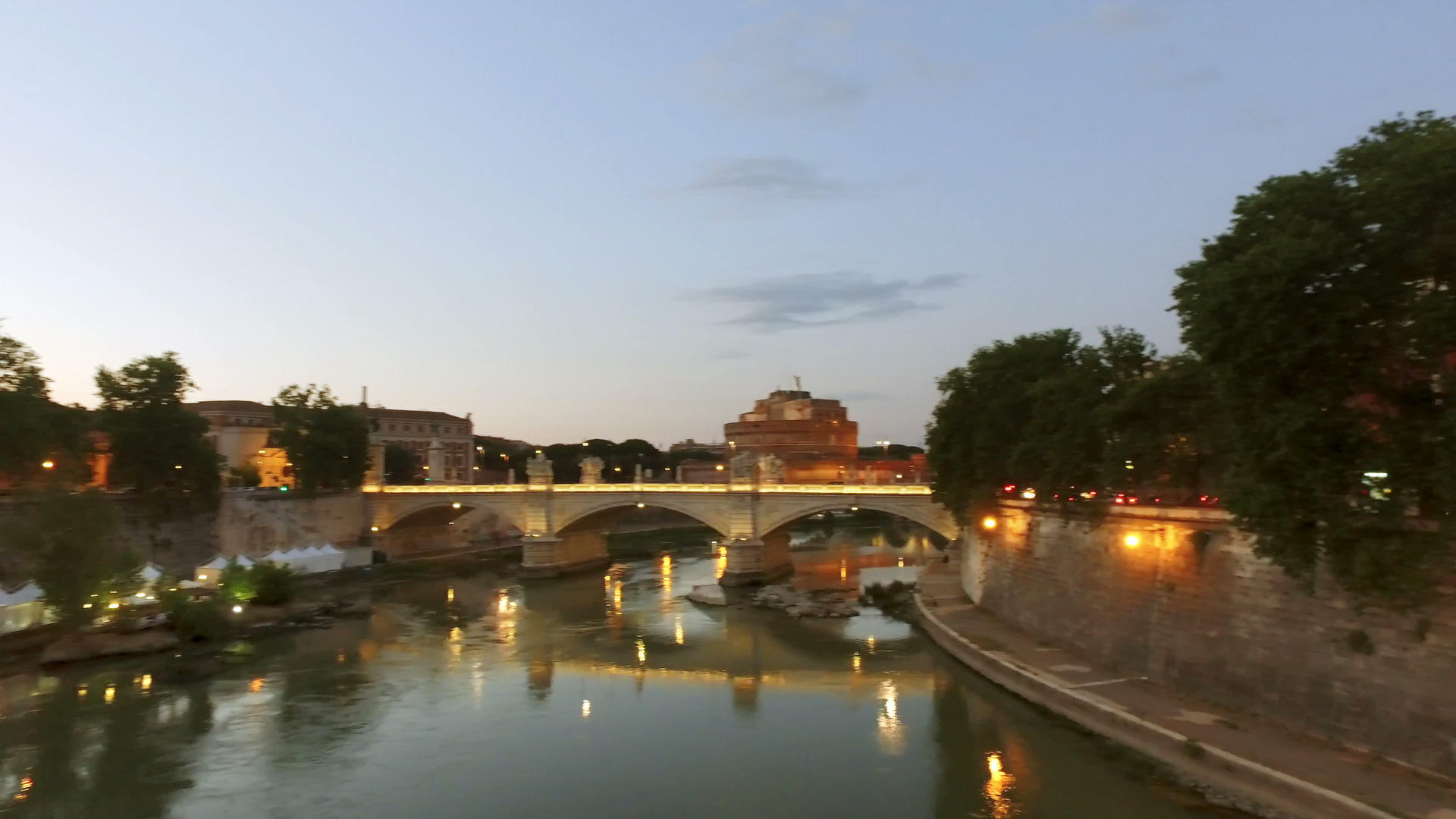 黄昏月光照亮...罗梅里在意大利Rome视频的预览图