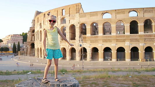 小女孩在罗马大灾难面前玩得很开心大理孩子在欧洲度过了难关视频的预览图