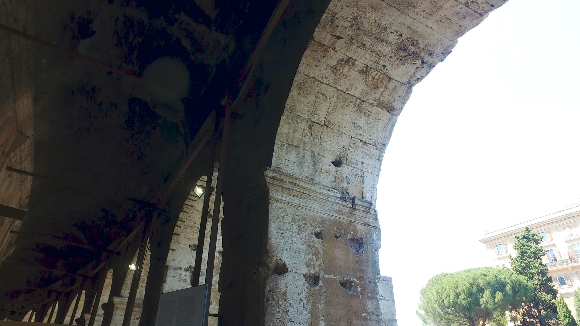 游客在走廊里走在罗曼巨石中间的拱门下Italy视频的预览图