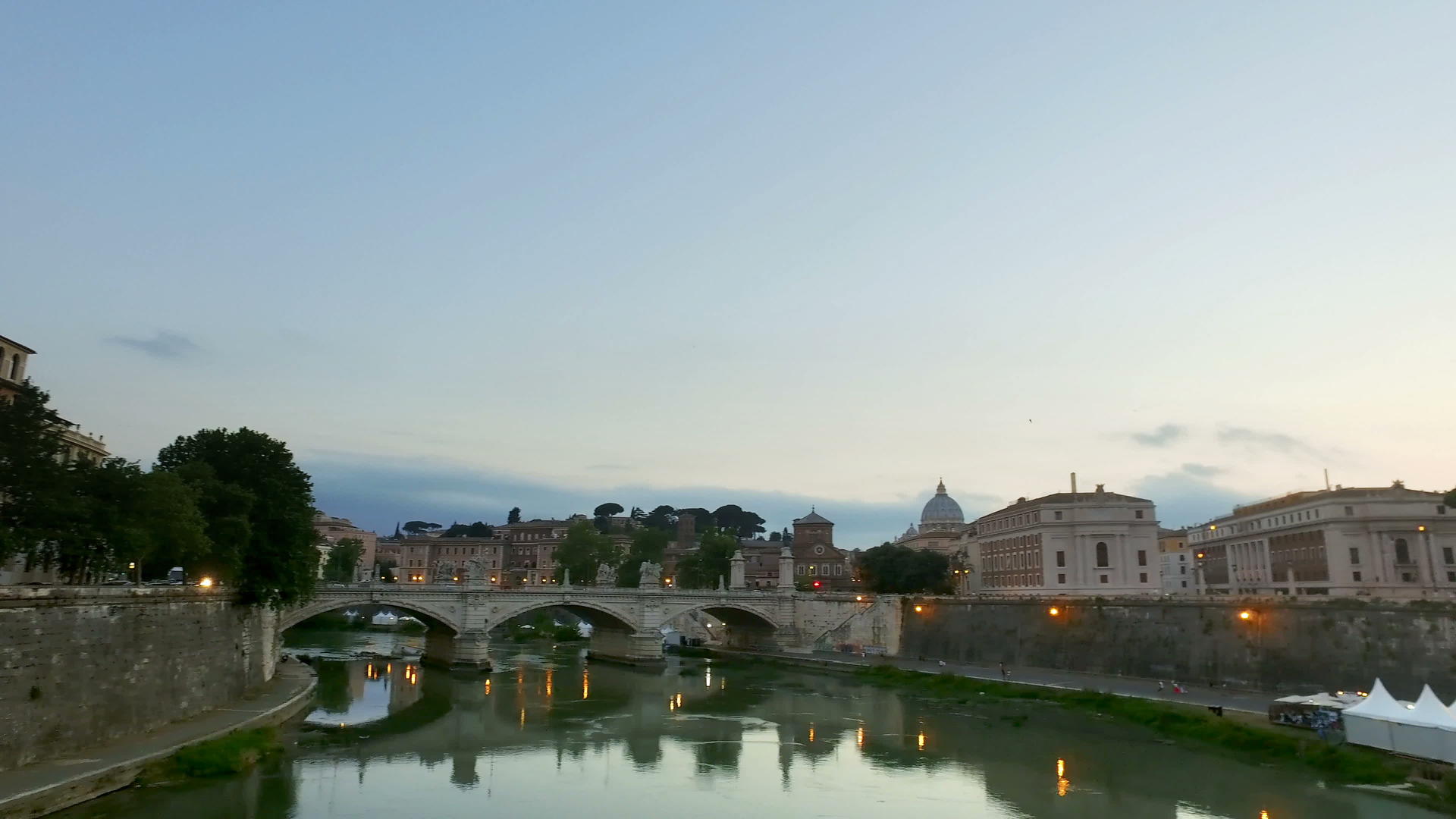 日落时从罗马的桑特安其洛桥开始叶坡上的天文和河堤视频的预览图