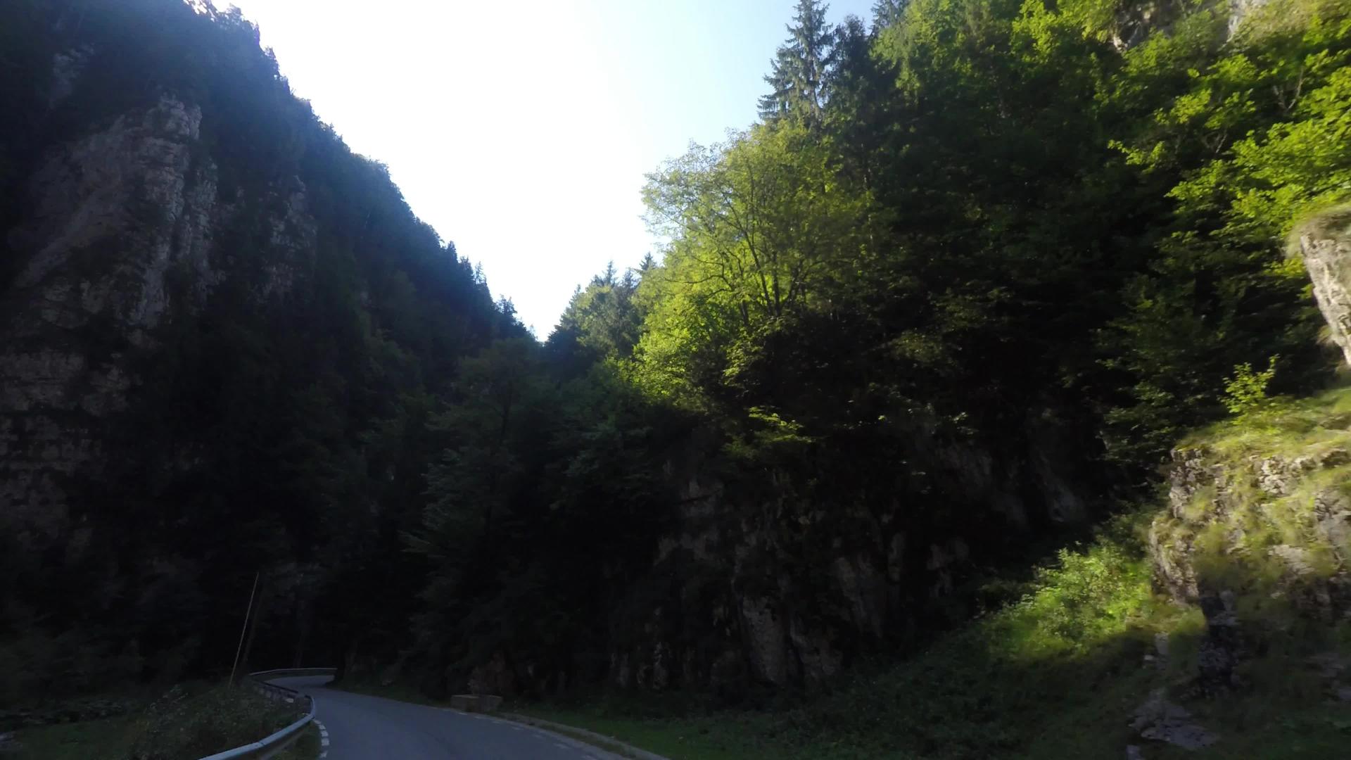石灰岩桥在罗马尼亚州的一个真正的峡谷中切入岩石堆视频的预览图
