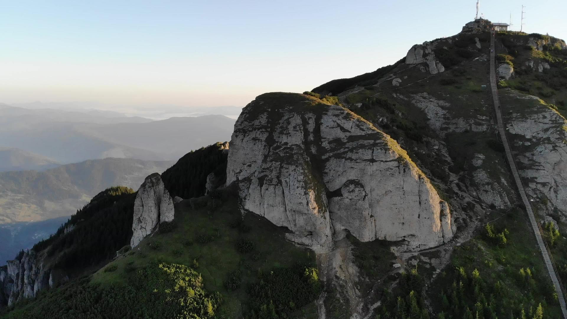 日出后游客在太阳升起后爬到山顶和云谷视频的预览图