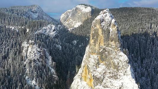 冬天可以看到大块的岩石和冷冻树木冬天可以看到山上的白色岩石视频的预览图