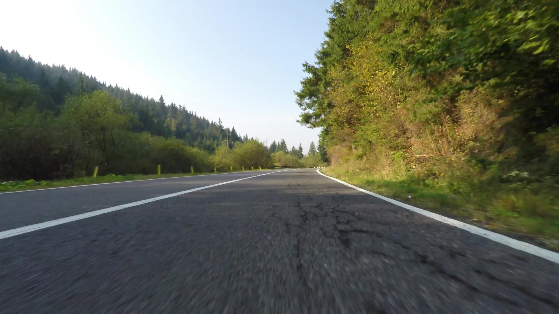 在穿越罗马山的美丽道路上拍摄超速侧相机视频的预览图