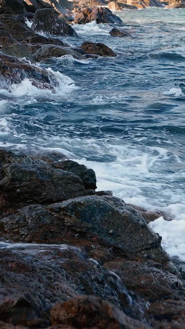 海浪击石视频的预览图
