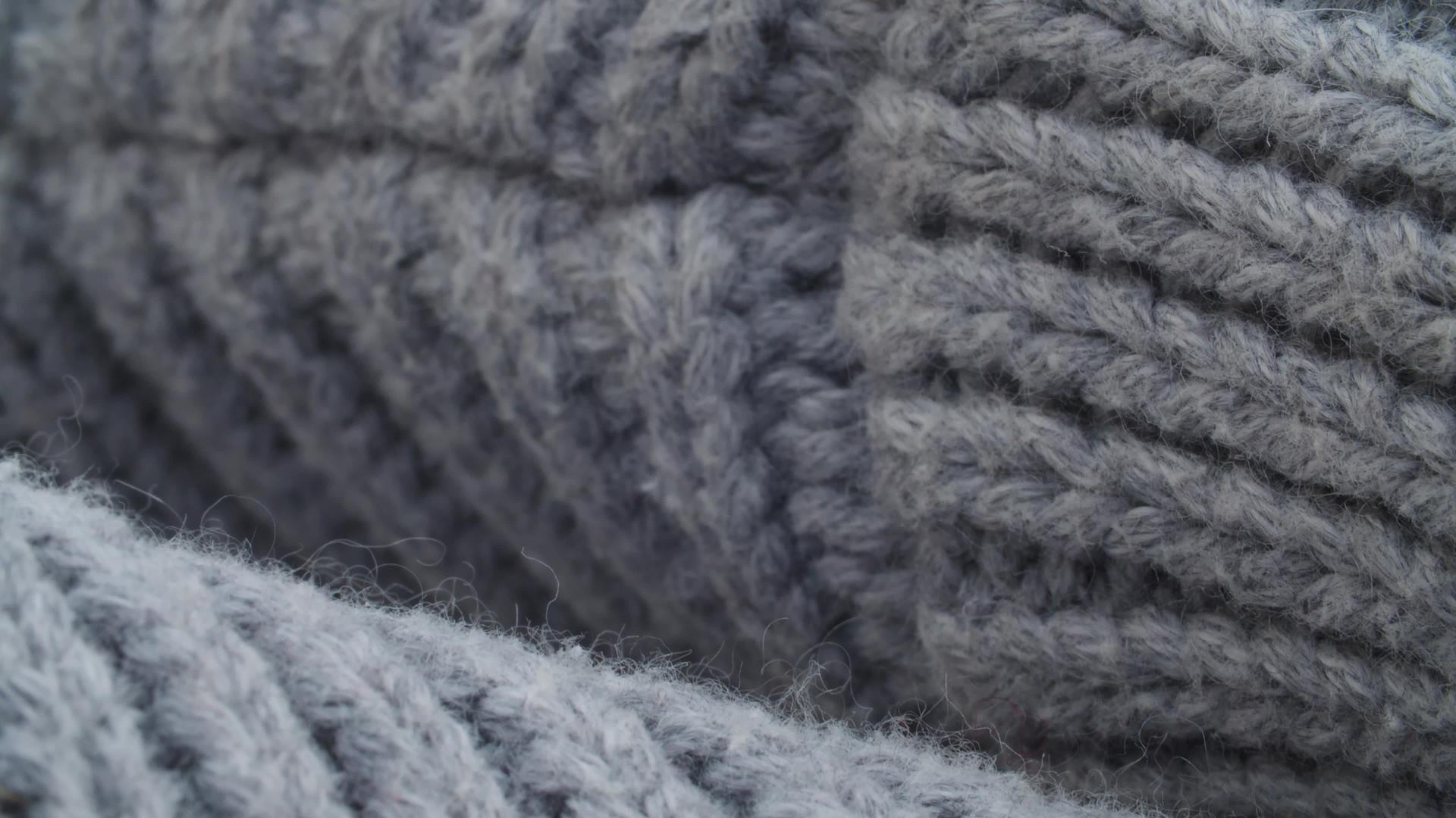 粗灰色羊毛编织毛衣视频的预览图