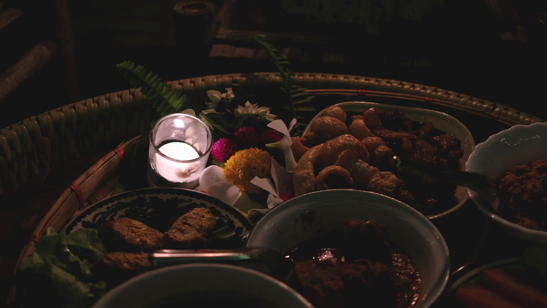 木制餐盘上的传统食物作为晚餐点蜡烛视频的预览图