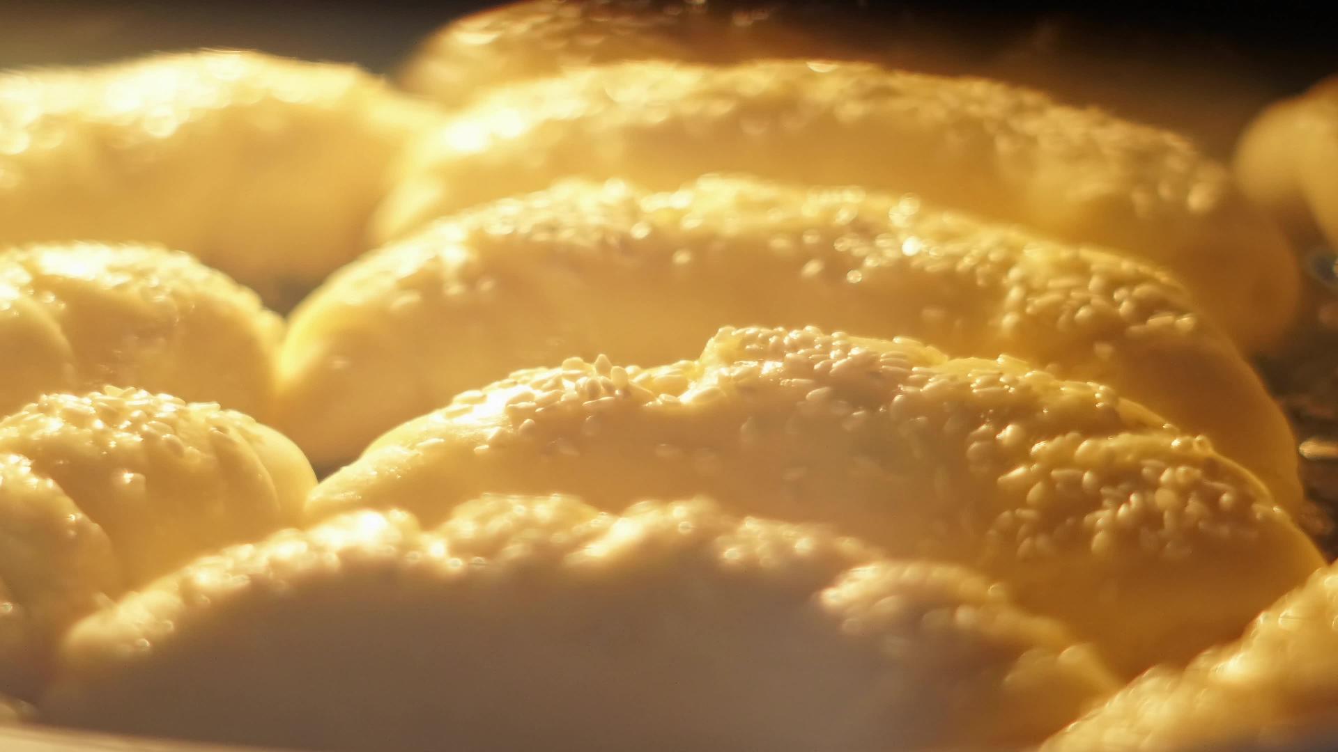 新鲜烤羊角面包的折叠时间经典Viennoiserie视频的预览图