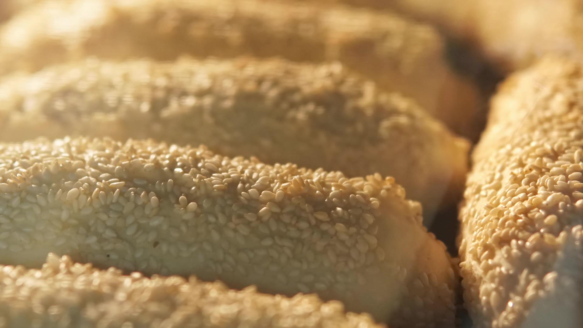 新鲜烤牛角面包在烤箱里的时间已经过去了视频的预览图