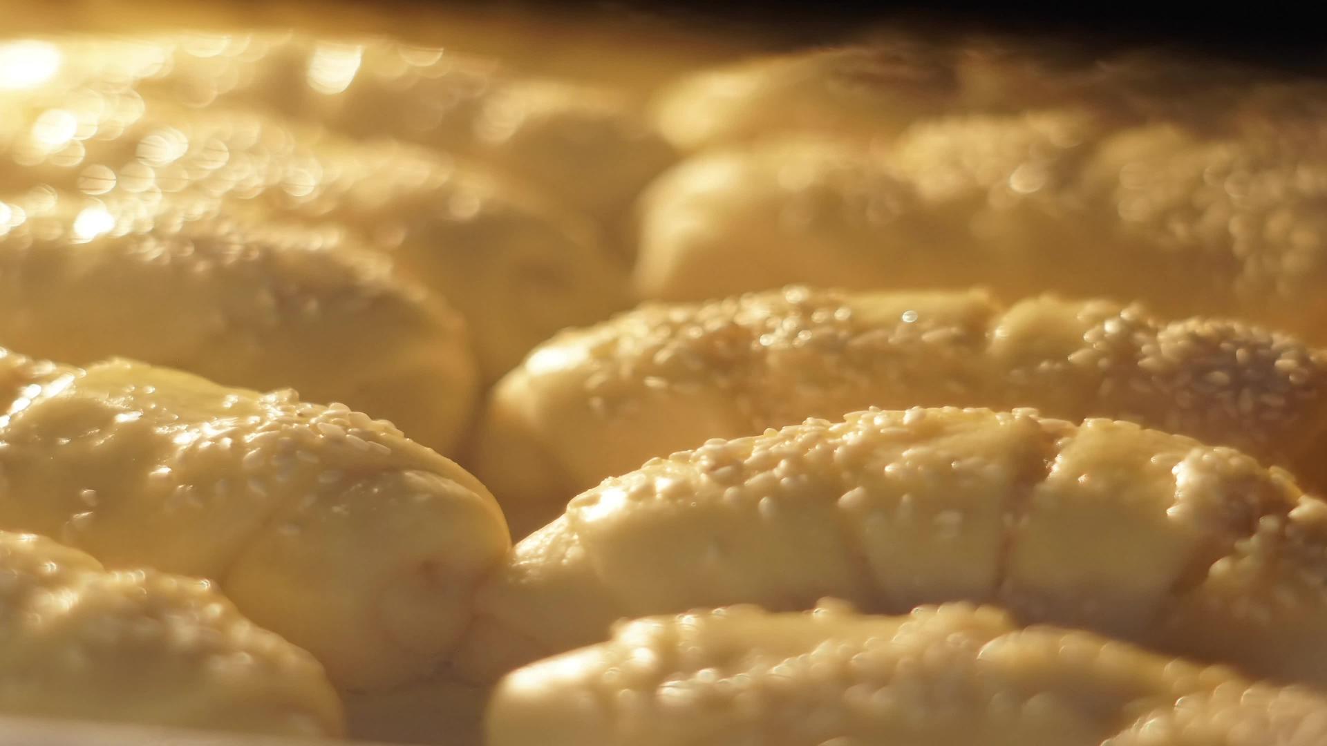 折叠烤羊角面包饼干的时间视频的预览图