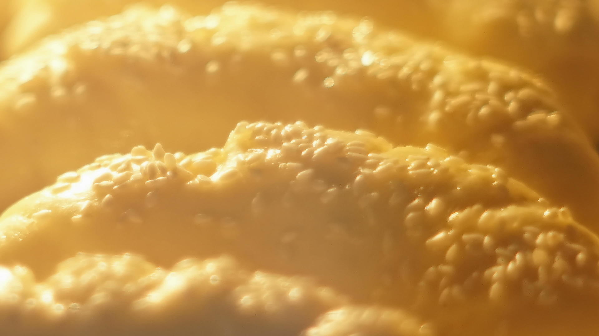 早餐时间折叠新鲜烤羊角面包视频的预览图