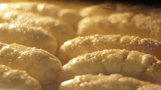 土制羊角面包在烤箱中有选择地烘烤视频的预览图