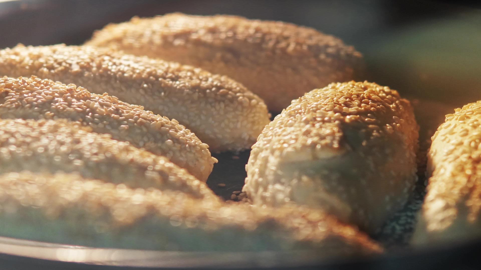 新鲜烘焙的羊角面包在烤箱中折叠视频的预览图
