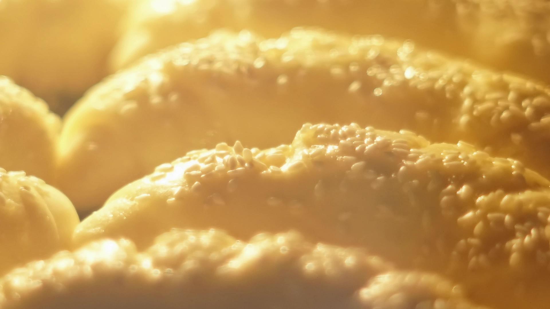 烤面包羊角面包货物在烤箱中的折叠时间视频的预览图